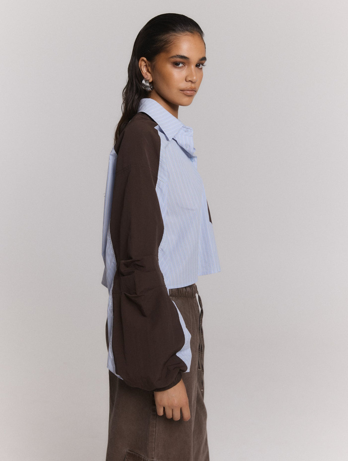 Refined Department blouse bomber lichtblauw met bruin model Noor 