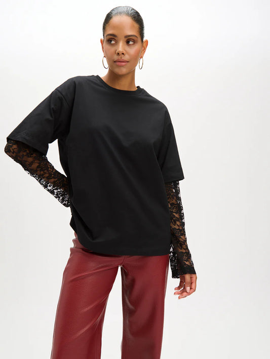 Refined Department T-shirt zwart met lace kanten mouwen