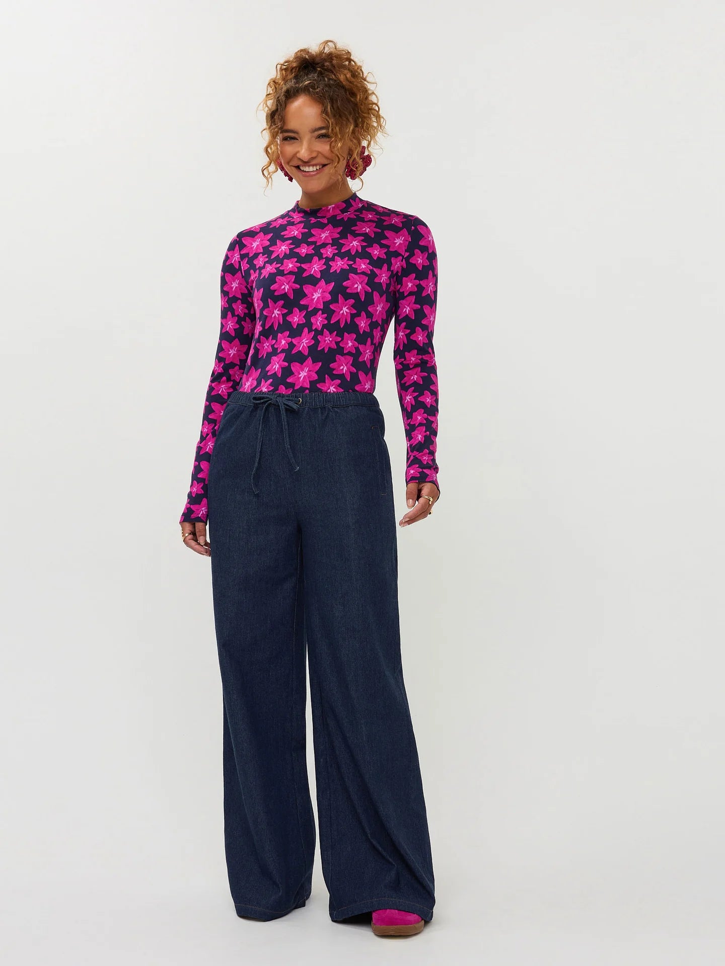 Ydence col longsleeve donkerblauw met roze bloemen print model Top Vanya navy flower