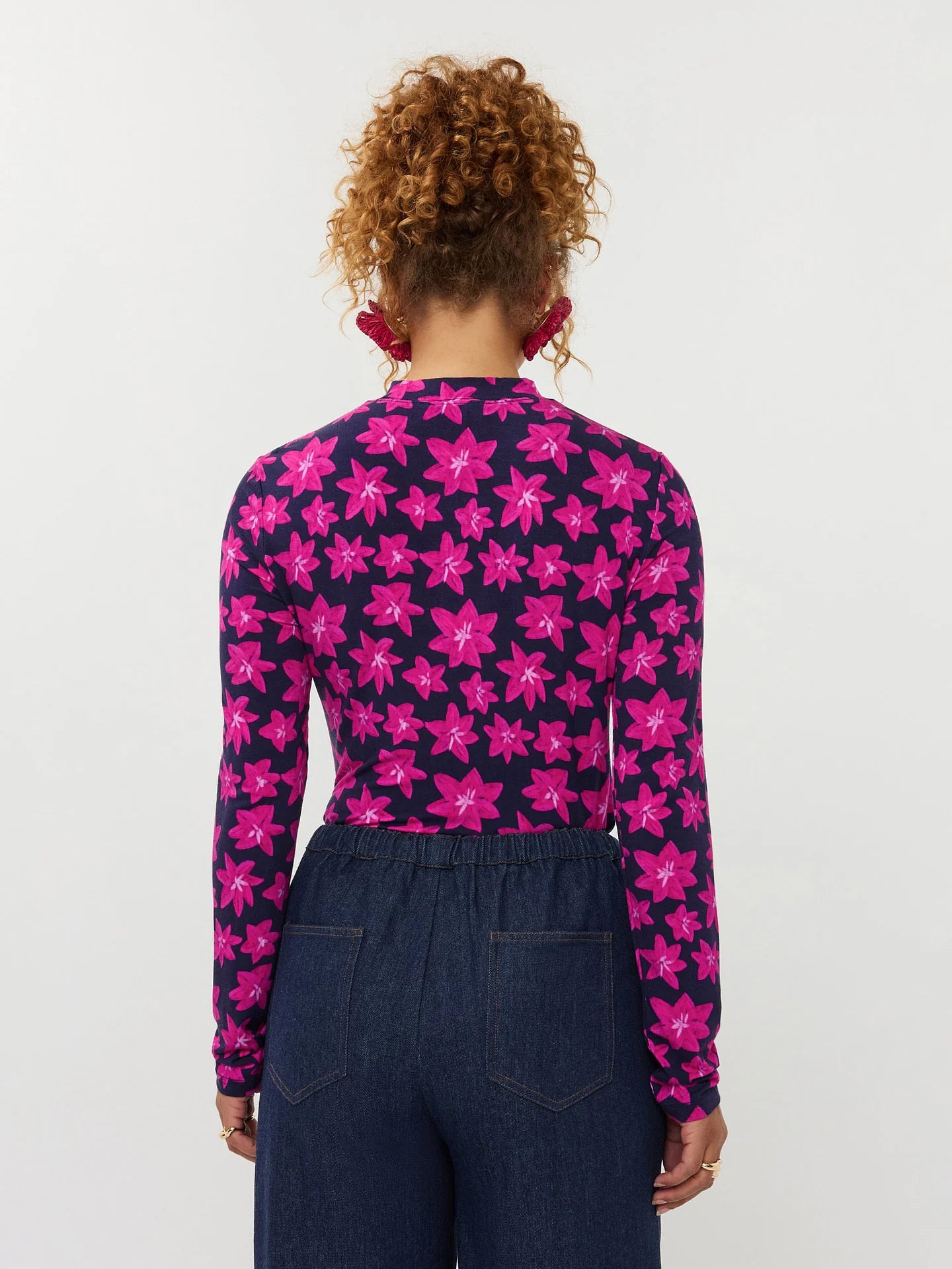 Ydence col longsleeve donkerblauw met roze bloemen print model Top Vanya navy flower