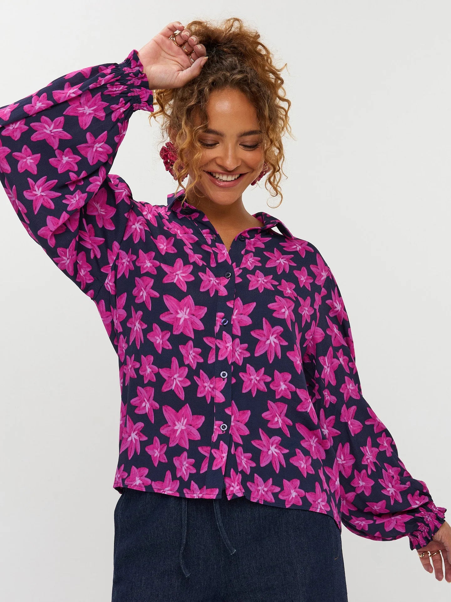 Ydence blouse donker blauw met roze bloemen print model Alyssa navy flower