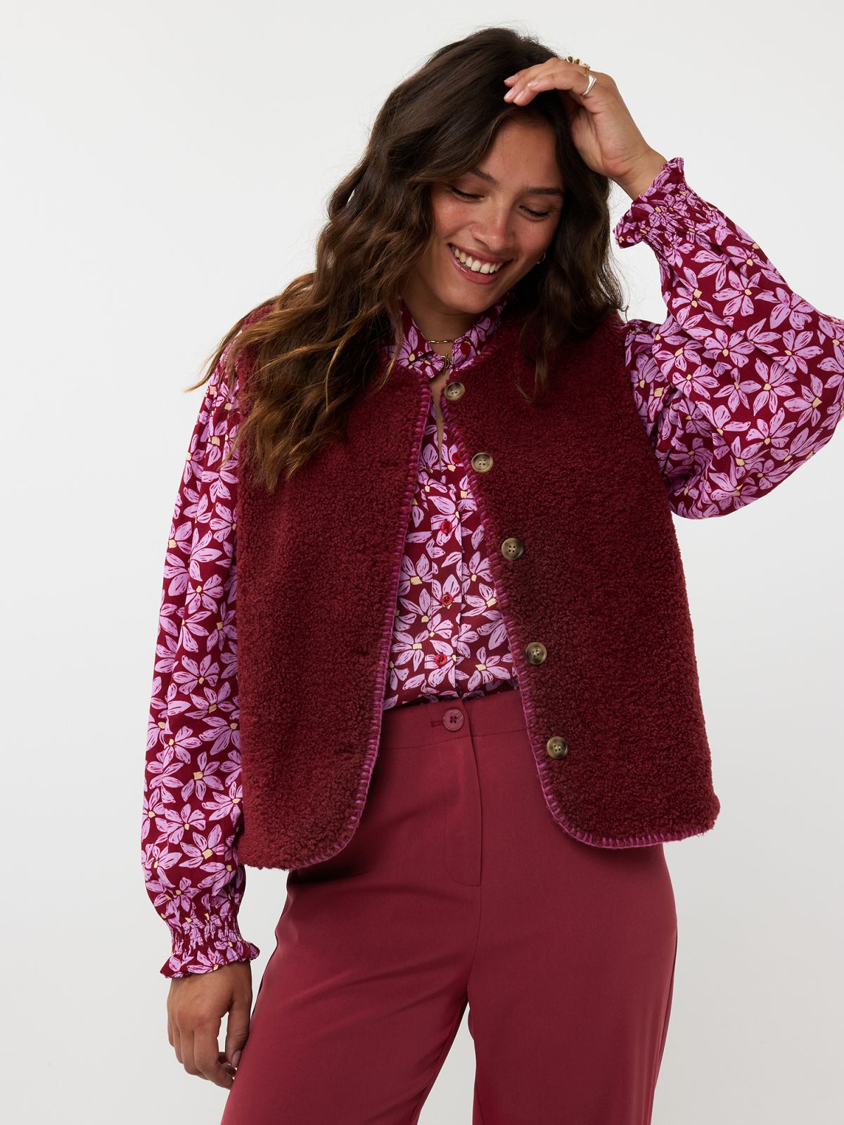 Ydence gilet teddy burgundy bordeau model Evelynn met lila detail