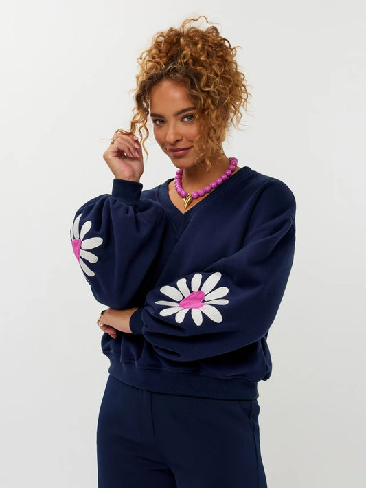 Ydence sweater donker blauw met bloem op mouw model Madelief Navy
