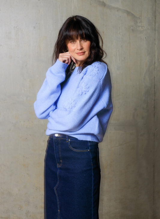 Yest trui licht blauw met bloemen op schouder model Brianna soft blue